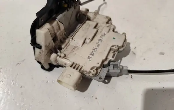 Audi A4 S4 B7 8E 8H Front door lock 8E1837016AA