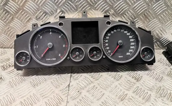 Volkswagen Touareg I Speedometer (instrument cluster) 7l6920881b