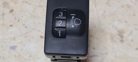Lexus CT 200H Headlight level height control switch 134202