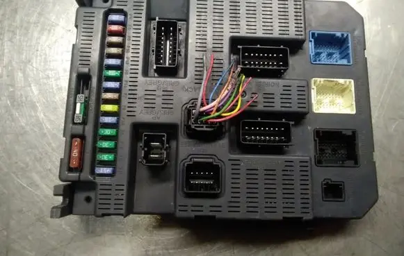 Peugeot 207 Comfort/convenience module 9663798480 BSI2004P0800