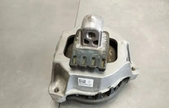 BMW 7 G11 G12 Engine mount bracket 6860453