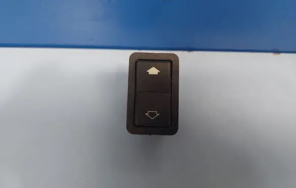 BMW 5 E39 Electric window control switch 8368974