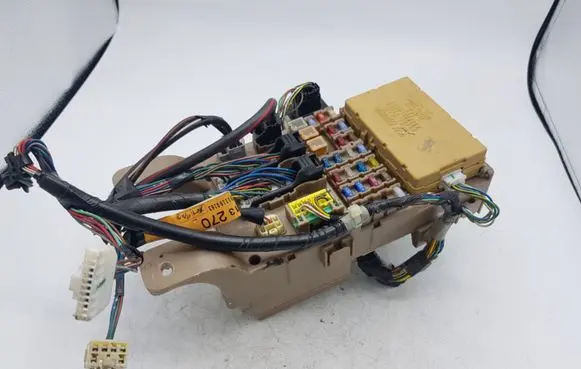 Toyota Corolla Verso E121 Fuse module 8264113040 2323000231