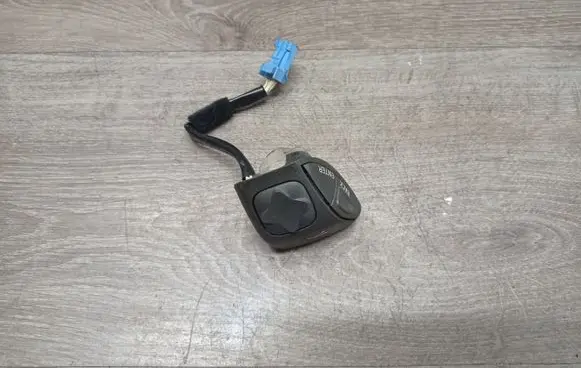 Volvo S80 Steering wheel buttons/switches 8651215