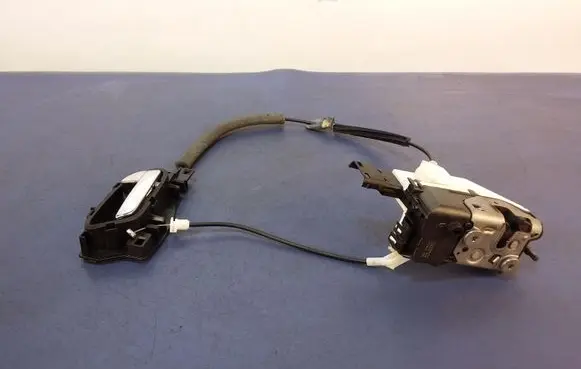Peugeot Partner Front door lock 828405