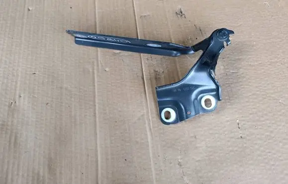 Audi A3 8Y Engine bonnet/hood hinges 8Y0823302
