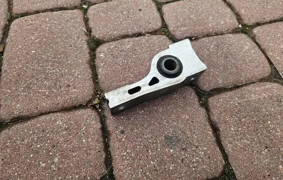 Engine mounting bracket