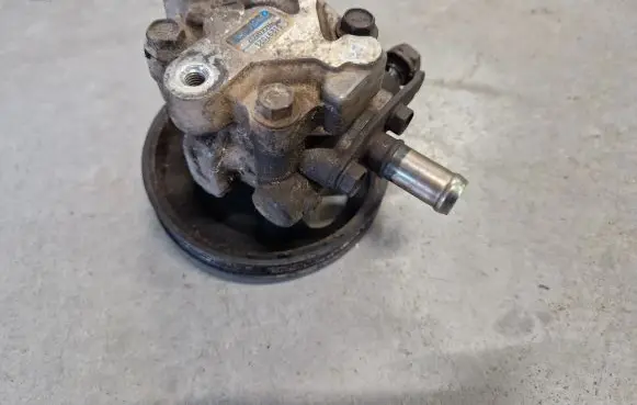 Mitsubishi Pajero Sport I Power steering pump MR448507