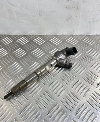 Volkswagen Touran III Fuel injector 04L130277AC