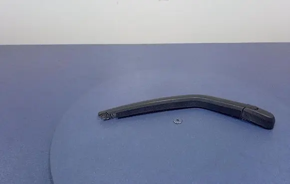 Rear wiper blade arm
