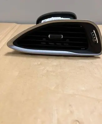Quarter panel pressure vent