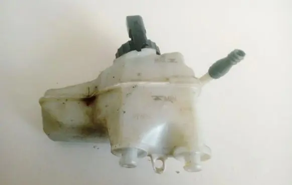 Skoda Octavia Mk2 (1Z) Brake fluid reservoir 03355890101 03.3558-9010.1