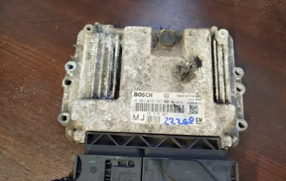 Opel Astra H Engine control unit/module 55570807 0281015767