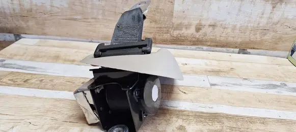 Middle seatbelt (rear)