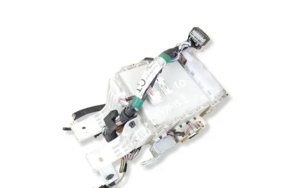 Toyota Yaris Fuse module 8273052700 6D130942 9621