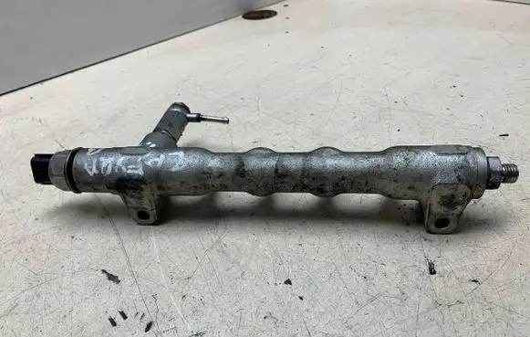 Opel Zafira B Fuel distributor E630