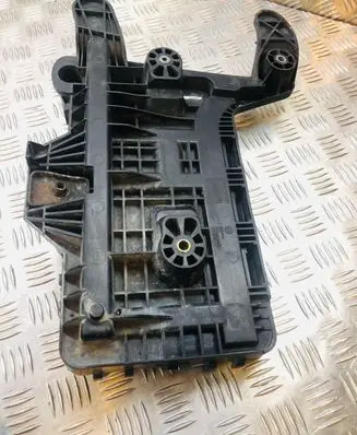 Volkswagen Eos Battery tray 1K0915333