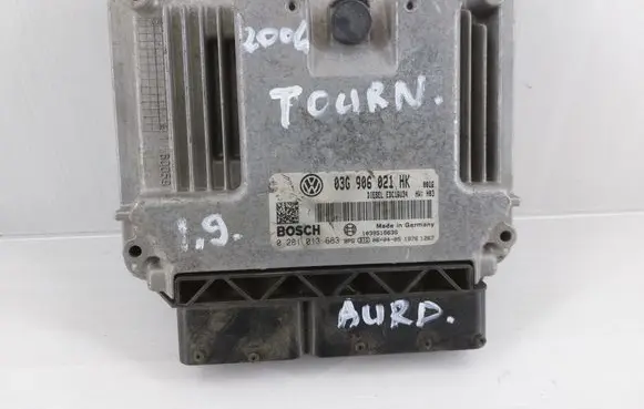 Volkswagen Touran I Engine control unit/module 03G906021HK 0281013683