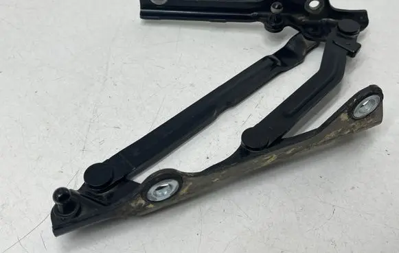 Subaru Legacy Tailgate/trunk/boot hinge 9133B
