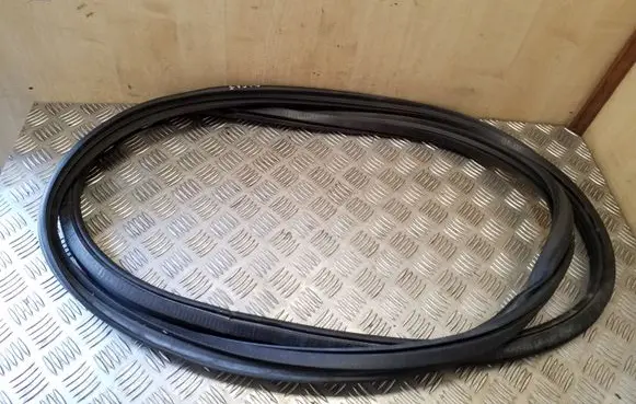 Trunk rubber seal (body)