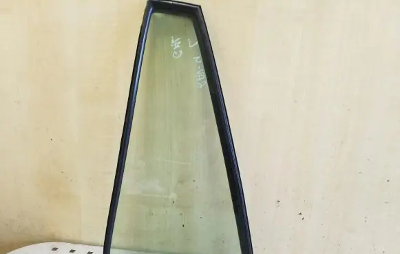 Rear vent window glass