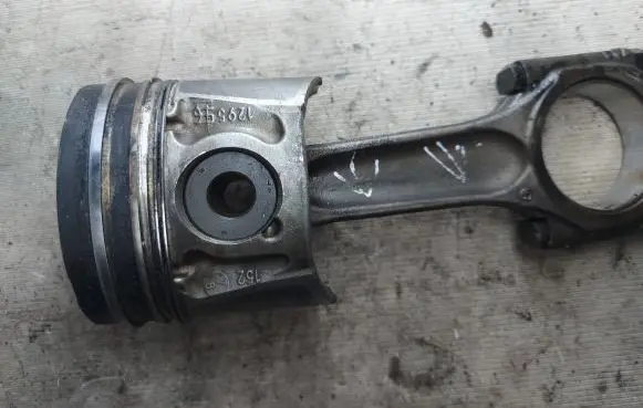 Ford Galaxy Piston with connecting rod