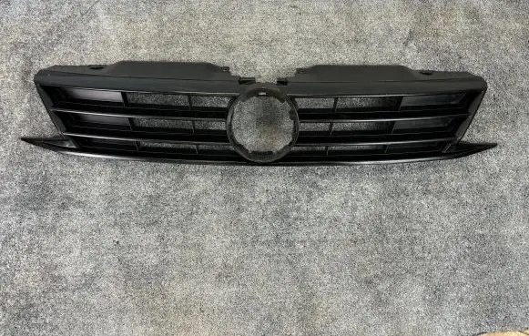 Volkswagen Jetta VI Front bumper upper radiator grill 5C6853655 G074