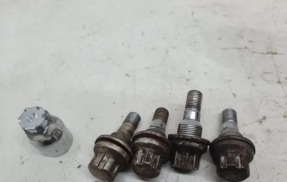 Citroen C4 II Picasso Nuts/bolts 