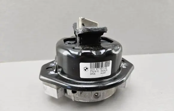 BMW 7 E65 E66 Engine mount bracket 6771917 22116771917