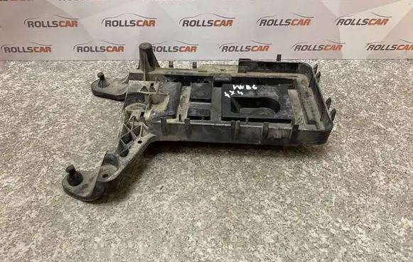 Volkswagen PASSAT B6 Battery box tray 1K0915333C