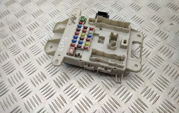 Toyota RAV 4 (XA20) Fuse module 8198050030