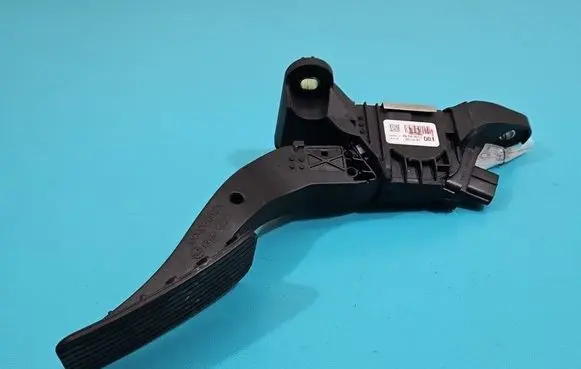 Accelerator throttle pedal