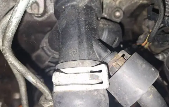 Volkswagen PASSAT B4 Engine coolant pipe/hose 028121133