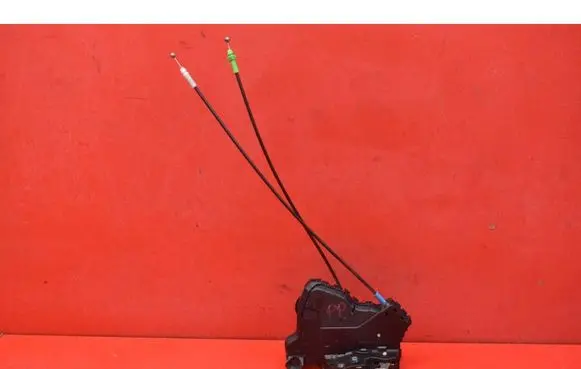 Toyota Auris E180 Front door lock 