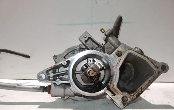 Ford Mondeo MK IV Vacuum pump X5702A451BH