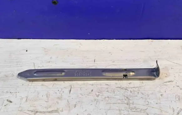 Volvo XC70 Headlight/headlamp mounting bracket 30678340