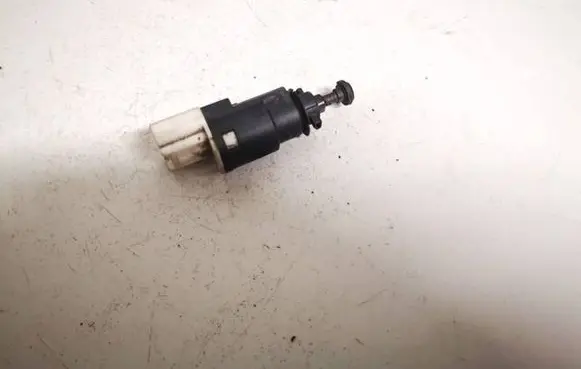 Renault Twingo II Brake pedal sensor switch 8200276361 8200276361b