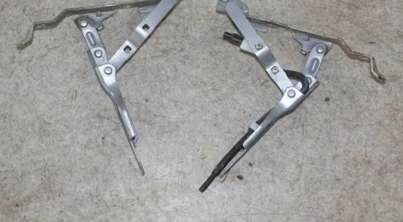 Chevrolet Cruze Tailgate/trunk/boot hinge