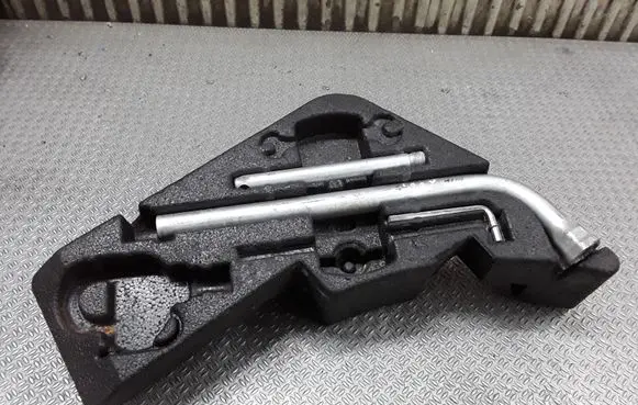 Volkswagen Touareg I Wheel nut wrench 