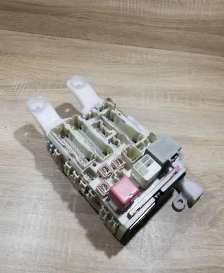 Toyota RAV 4 (XA30) Fuse module 8273042011 8C260364