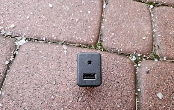 Opel Adam USB socket connector 25832462