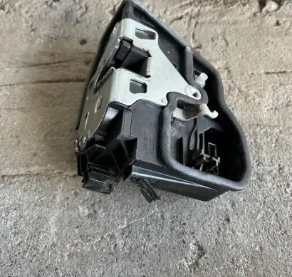 BMW X1 E84 Front door lock 7202143