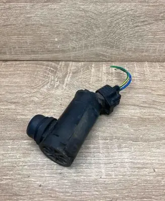 Toyota Avensis Verso Windscreen/windshield washer pump 8533033020 060210386 WITHPLUG