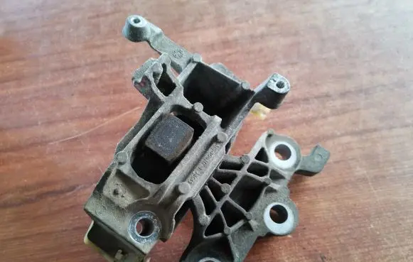 Opel Astra K Gearbox mount 39215290