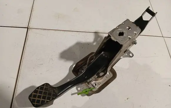Volkswagen Golf V Clutch pedal 1K1721057AD