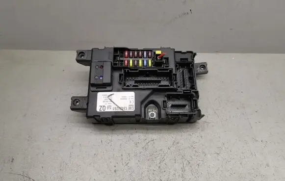 Opel Corsa D Fuse module 13424261