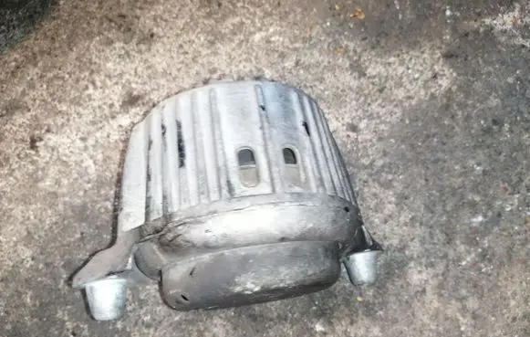 Engine mount bracket