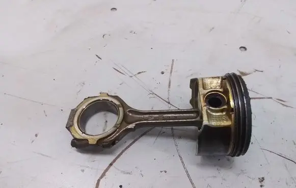 Nissan Maxima A34 Piston with connecting rod