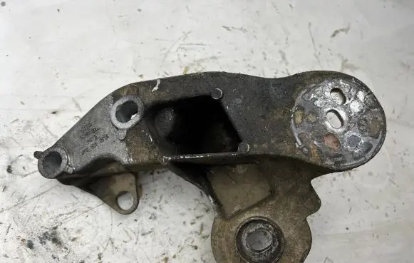 Audi A6 S6 C6 4F Engine mounting bracket 4F0199351S