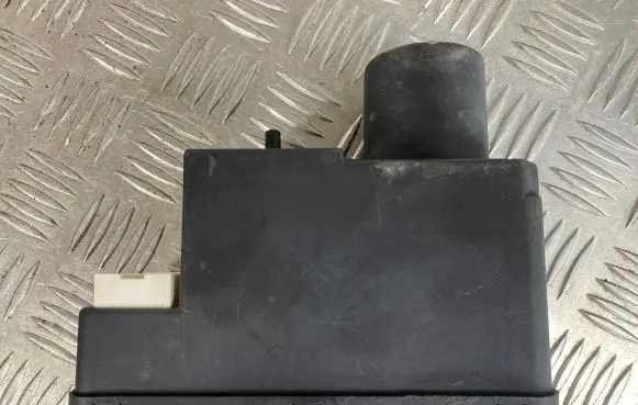 Audi 100 S4 C4 Central locking vacuum pump 4A0862257J